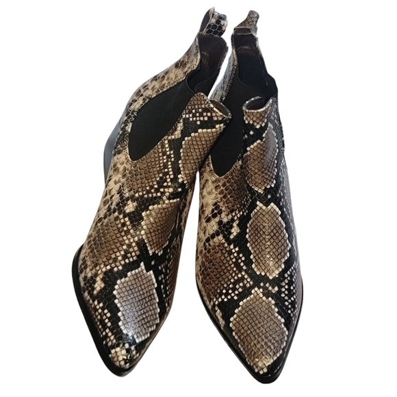 BLONDO Emelia  Chelsea Pointy Toe Ankle Boots Snake Print Leather Sz 7.5 - Picture 1 of 8